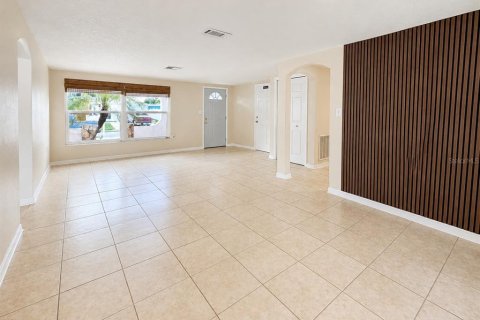 House in Port Richey, Florida 3 bedrooms, 133.97 sq.m. № 2289535 - photo 19