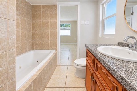 House in Port Richey, Florida 3 bedrooms, 133.97 sq.m. № 2289535 - photo 28