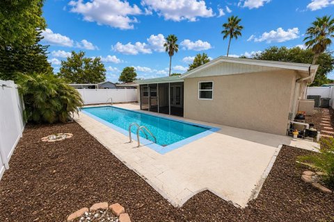 House in Port Richey, Florida 3 bedrooms, 133.97 sq.m. № 2289535 - photo 6
