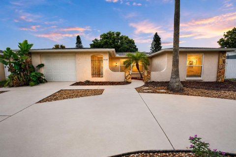 House in Port Richey, Florida 3 bedrooms, 133.97 sq.m. № 2289535