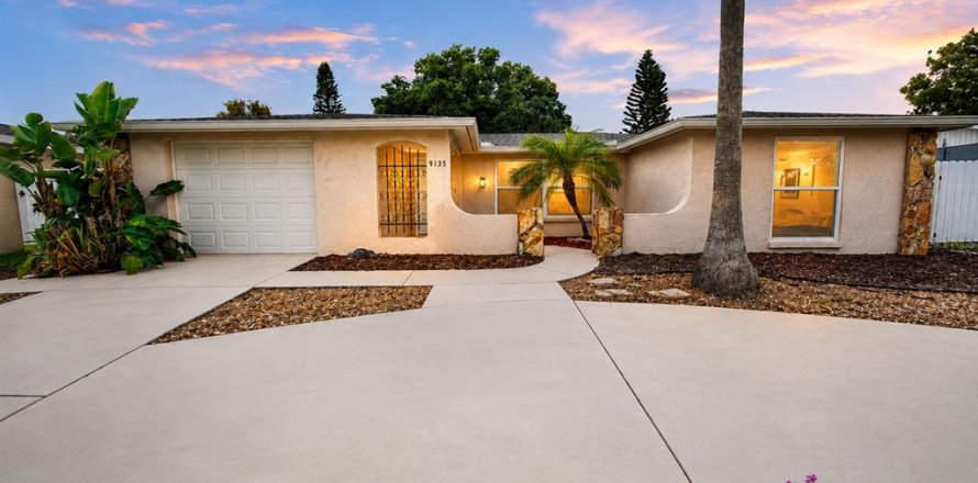 House in Port Richey, Florida 3 bedrooms, 133.97 sq.m. № 2289535