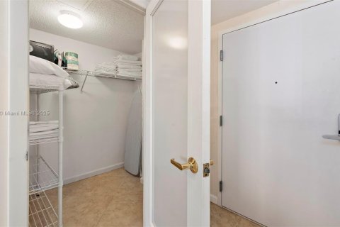 Condo in Miami Beach, Florida, 1 bedroom  № 2022978 - photo 19