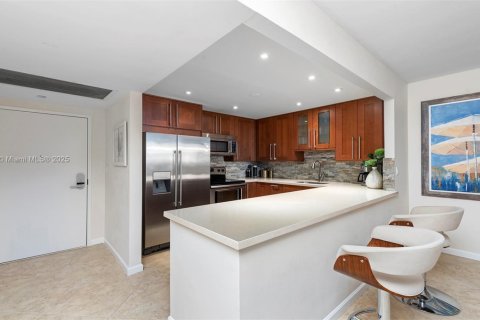 Condo in Miami Beach, Florida, 1 bedroom  № 2022978 - photo 10