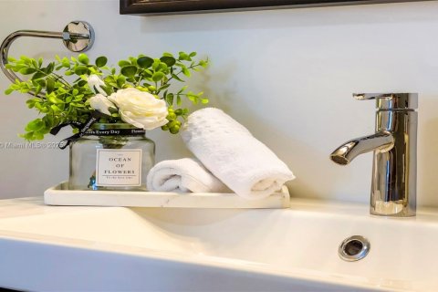 Condo in Miami Beach, Florida, 1 bedroom  № 2022978 - photo 18