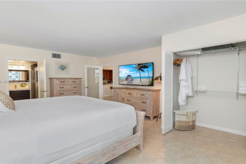 Condo in Miami Beach, Florida, 1 bedroom  № 2022978 - photo 15