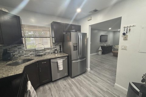 Condo in Coconut Creek, Florida, 2 bedrooms  № 2260687 - photo 12