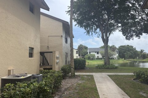 Condo in Coconut Creek, Florida, 2 bedrooms  № 2260687 - photo 2
