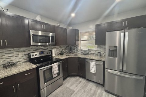 Condo in Coconut Creek, Florida, 2 bedrooms  № 2260687 - photo 10