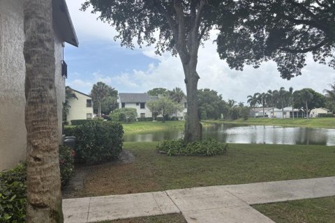 Condo in Coconut Creek, Florida, 2 bedrooms  № 2260687 - photo 3