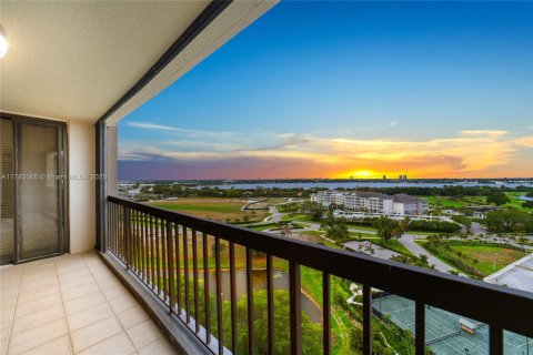 Condo in West Palm Beach, Florida, 2 bedrooms  № 1685670 - photo 2