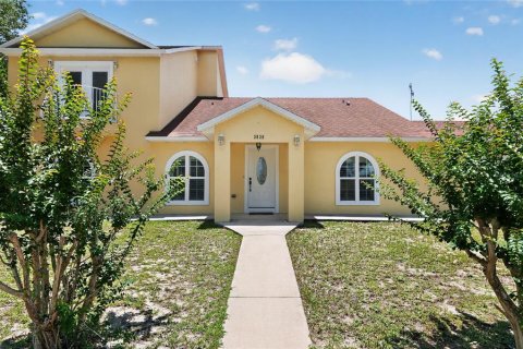 House in Lady Lake, Florida 4 bedrooms, 293.57 sq.m. № 2239256 - photo 10