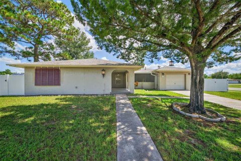 House in Spring Hill, Florida 4 bedrooms, 179.21 sq.m. № 1910333 - photo 1