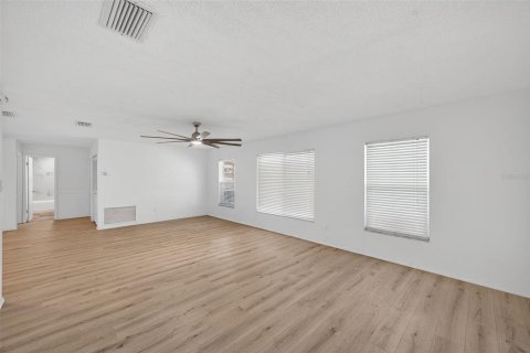 House in Spring Hill, Florida 4 bedrooms, 179.21 sq.m. № 1910333 - photo 12