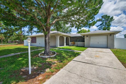 House in Spring Hill, Florida 4 bedrooms, 179.21 sq.m. № 1910333 - photo 2