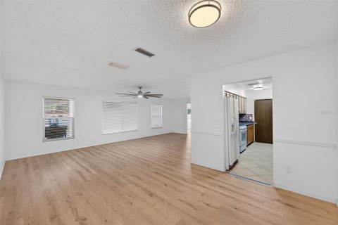 House in Spring Hill, Florida 4 bedrooms, 179.21 sq.m. № 1910333 - photo 8