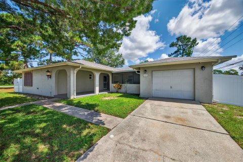 House in Spring Hill, Florida 4 bedrooms, 179.21 sq.m. № 1910333 - photo 3