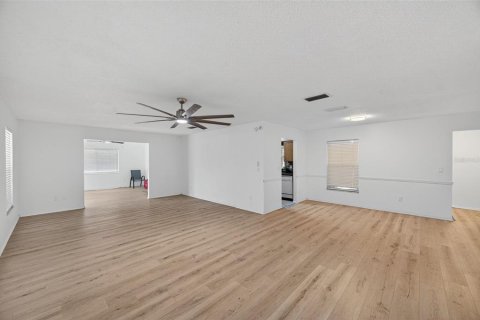 House in Spring Hill, Florida 4 bedrooms, 179.21 sq.m. № 1910333 - photo 10