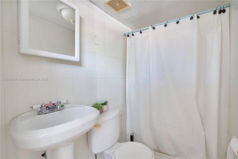 House in Miami, Florida 3 bedrooms, 148.18 sq.m. № 1891960 - photo 21