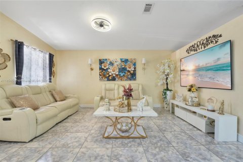 House in Miami, Florida 3 bedrooms, 148.18 sq.m. № 1891960 - photo 3