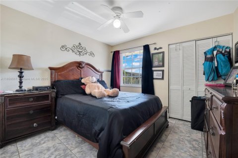 House in Miami, Florida 3 bedrooms, 148.18 sq.m. № 1891960 - photo 14