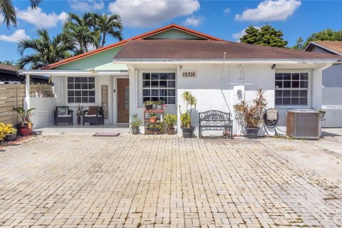 House in Miami, Florida 3 bedrooms, 148.18 sq.m. № 1891960 - photo 28