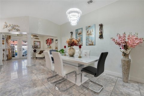 House in Miami, Florida 3 bedrooms, 148.18 sq.m. № 1891960 - photo 6