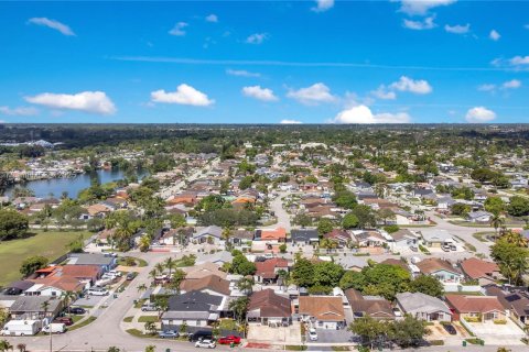 House in Miami, Florida 3 bedrooms, 148.18 sq.m. № 1891960 - photo 30