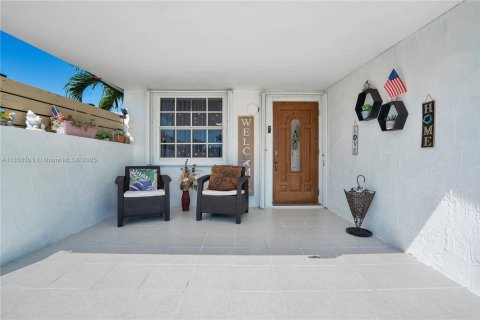House in Miami, Florida 3 bedrooms, 148.18 sq.m. № 1891960 - photo 2