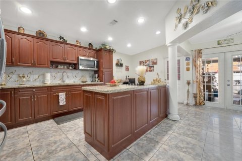 House in Miami, Florida 3 bedrooms, 148.18 sq.m. № 1891960 - photo 12