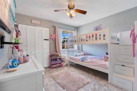 House in Miami, Florida 3 bedrooms, 148.18 sq.m. № 1891960 - photo 15