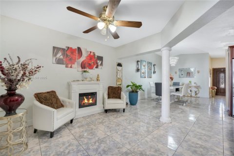 House in Miami, Florida 3 bedrooms, 148.18 sq.m. № 1891960 - photo 10
