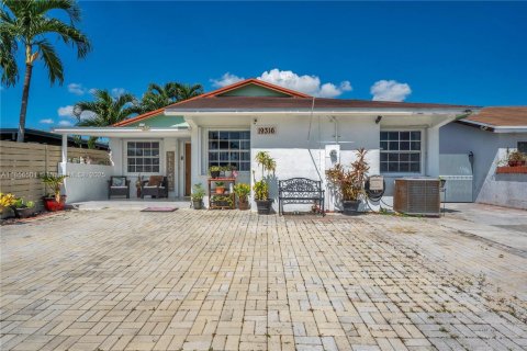 House in Miami, Florida 3 bedrooms, 148.18 sq.m. № 1891960 - photo 1