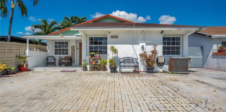 House in Miami, Florida 3 bedrooms, 148.18 sq.m. № 1891960