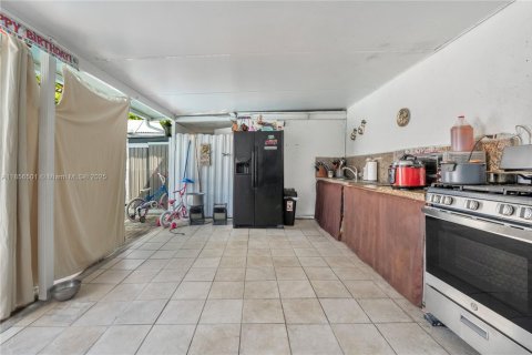 House in Miami, Florida 3 bedrooms, 148.18 sq.m. № 1891960 - photo 24