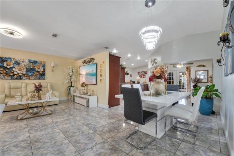House in Miami, Florida 3 bedrooms, 148.18 sq.m. № 1891960 - photo 7