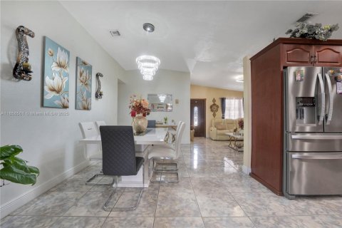 House in Miami, Florida 3 bedrooms, 148.18 sq.m. № 1891960 - photo 8