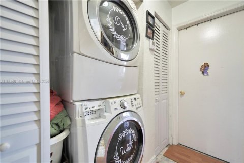 House in Miami, Florida 3 bedrooms, 148.18 sq.m. № 1891960 - photo 17