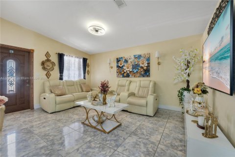 House in Miami, Florida 3 bedrooms, 148.18 sq.m. № 1891960 - photo 4