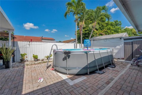 House in Miami, Florida 3 bedrooms, 148.18 sq.m. № 1891960 - photo 26