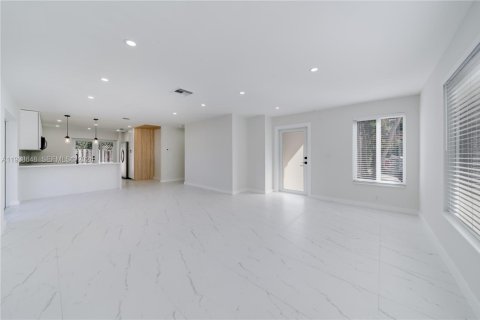 Снять в аренду виллу или дом в Катлер-Бей, Флорида 3 спальни, 127.18м2, № 1996327 - фото 4