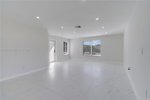 Снять в аренду виллу или дом в Катлер-Бей, Флорида 3 спальни, 127.18м2, № 1996327 - фото 2