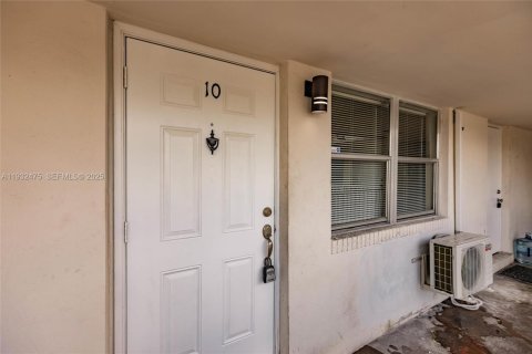 Condo in Hollywood, Florida, 1 bedroom  № 1993061 - photo 2
