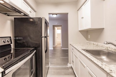 Condo in Hollywood, Florida, 1 bedroom  № 1993061 - photo 19