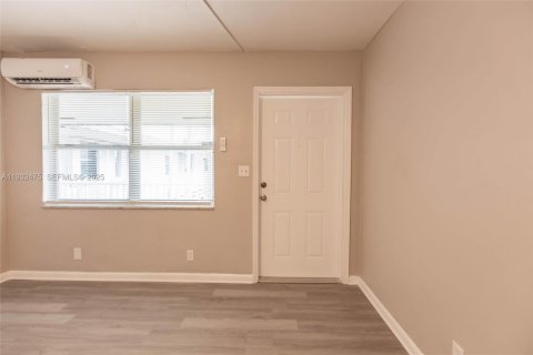 Condo in Hollywood, Florida, 1 bedroom  № 1993061 - photo 6