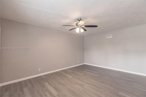 Condo in Hollywood, Florida, 1 bedroom  № 1993061 - photo 8