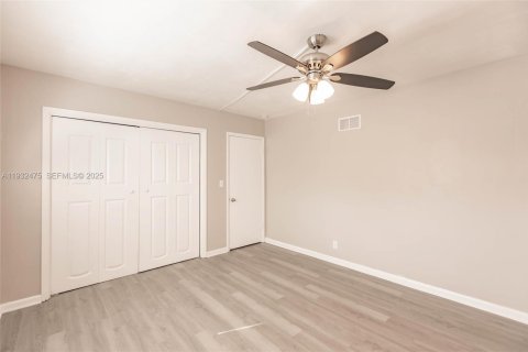 Condo in Hollywood, Florida, 1 bedroom  № 1993061 - photo 25