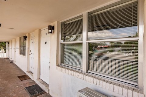 Condo in Hollywood, Florida, 1 bedroom  № 1993061 - photo 3