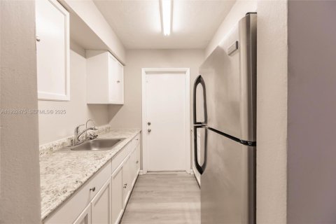 Condo in Hollywood, Florida, 1 bedroom  № 1993061 - photo 14
