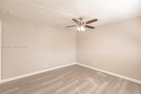 Condo in Hollywood, Florida, 1 bedroom  № 1993061 - photo 24