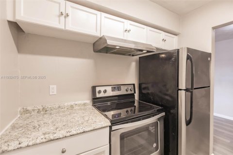 Condo in Hollywood, Florida, 1 bedroom  № 1993061 - photo 18